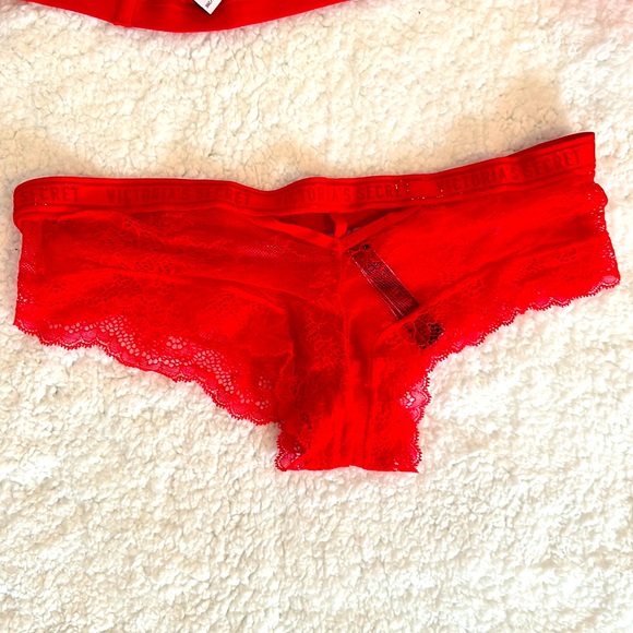 Victoria's Secret Front Close Strappy Back Lace Bra & Cheeky Set - Picture 6 of 9